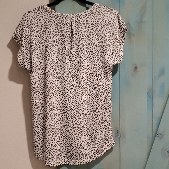 Women's V Neck Leopard 🐆 Print Top - Picture 3 of 4